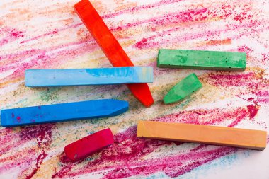 boya kalemi bir kağıt sayfası