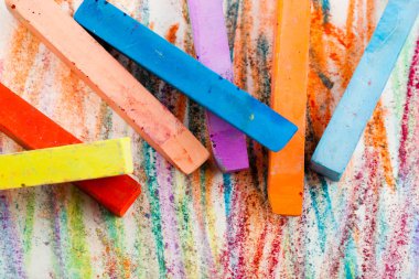 boya kalemi bir kağıt sayfası