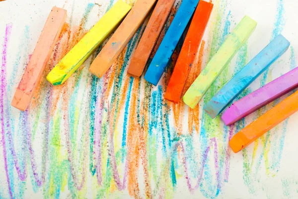 Crayons sur une feuille de papier — Photo