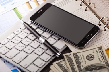 Masada ofiste iş nesneleri