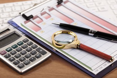 Ofiste masanın üstünde iş yapmak için eşyalar.