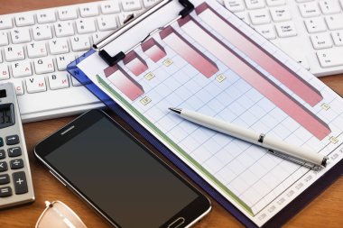 Ofiste masanın üstünde iş yapmak için eşyalar.