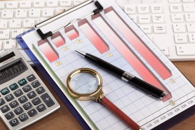 Ofiste masanın üstünde iş yapmak için eşyalar.