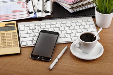 Ofiste masanın üstünde iş yapmak için eşyalar.