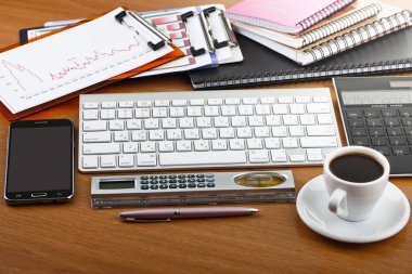 Ofiste masanın üstünde iş yapmak için eşyalar.