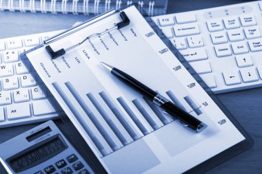 Ofiste masanın üstünde iş yapmak için eşyalar.