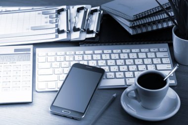 Ofiste masanın üstünde iş yapmak için eşyalar.