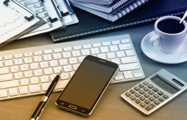 Ofiste masanın üstünde iş yapmak için eşyalar.