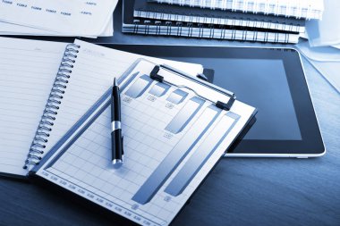 Ofiste masanın üstünde iş yapmak için eşyalar.