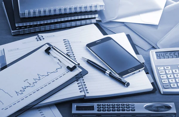 Ofiste masanın üstünde iş yapmak için eşyalar.