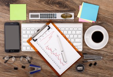 Ofiste masanın üstünde iş yapmak için eşyalar.