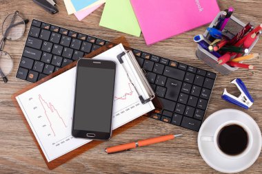 Ofiste masanın üstünde iş yapmak için eşyalar.