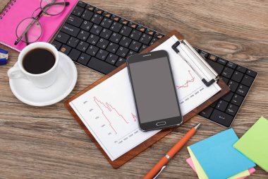 Ofiste masanın üstünde iş yapmak için eşyalar.