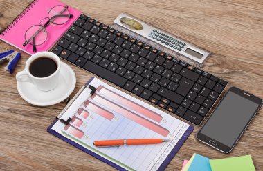 Ofiste masanın üstünde iş yapmak için eşyalar.