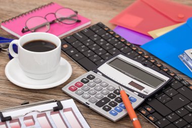 Ofiste masanın üstünde iş yapmak için eşyalar.