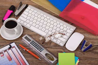 Ofiste masanın üstünde iş yapmak için eşyalar.