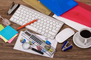 Ofiste masanın üstünde iş yapmak için eşyalar.