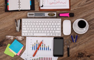 Ofiste masanın üstünde iş yapmak için eşyalar.