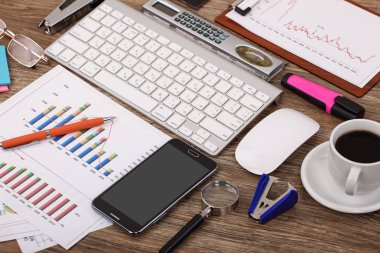 Ofiste masanın üstünde iş yapmak için eşyalar.