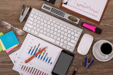 Ofiste masanın üstünde iş yapmak için eşyalar.