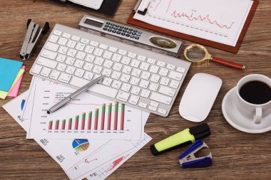 Ofiste masanın üstünde iş yapmak için eşyalar.