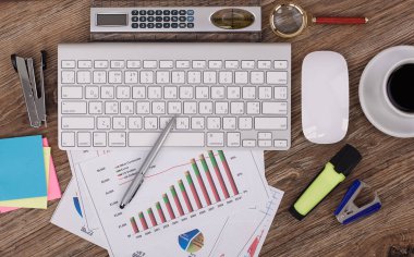 Ofiste masanın üstünde iş yapmak için eşyalar.