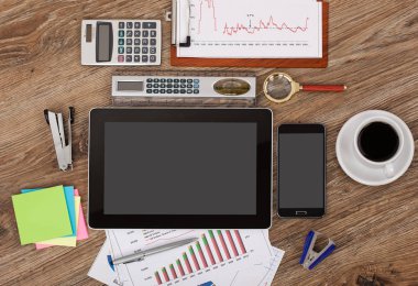 Ofiste masanın üstünde iş yapmak için eşyalar.