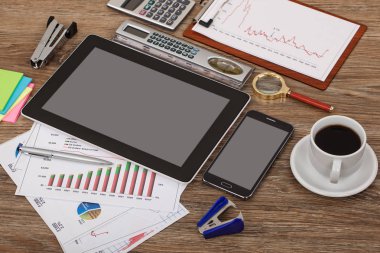 Ofiste masanın üstünde iş yapmak için eşyalar.