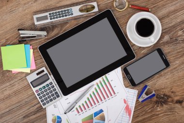 Ofiste masanın üstünde iş yapmak için eşyalar.