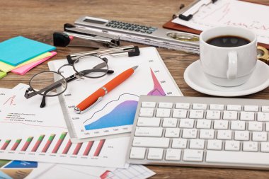 Ofiste masanın üstünde iş yapmak için eşyalar.