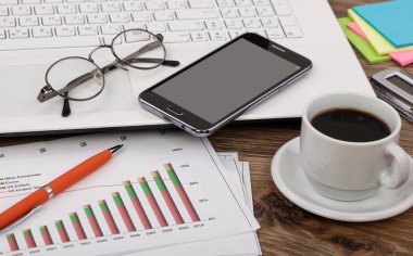 Ofiste masanın üstünde iş yapmak için eşyalar.