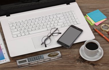 Ofiste masanın üstünde iş yapmak için eşyalar.