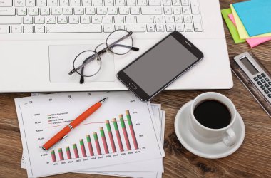 Ofiste masanın üstünde iş yapmak için eşyalar.