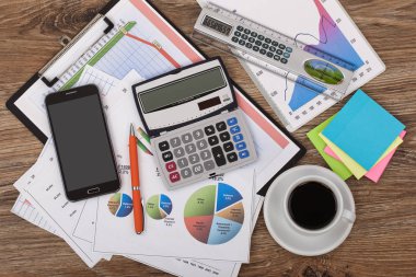 Ofiste masanın üstünde iş yapmak için eşyalar.