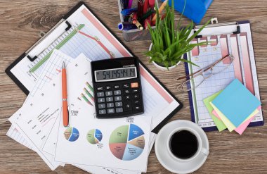 Ofiste masanın üstünde iş yapmak için eşyalar.