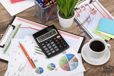 Ofiste masanın üstünde iş yapmak için eşyalar.