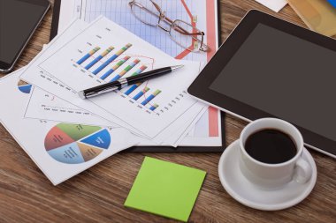 Ofiste masanın üstünde iş yapmak için eşyalar.