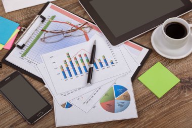 Ofiste masanın üstünde iş yapmak için eşyalar.