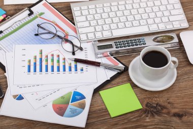 Ofiste masanın üstünde iş yapmak için eşyalar.