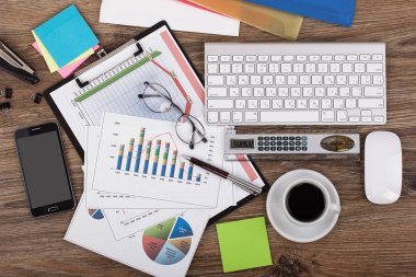 Ofiste masanın üstünde iş yapmak için eşyalar.