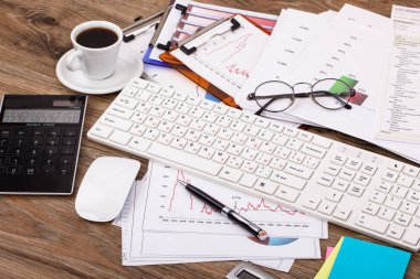 Ofiste masanın üstünde iş yapmak için eşyalar.