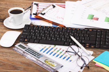 Ofiste masanın üstünde iş yapmak için eşyalar.