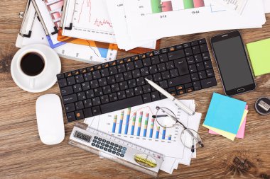 Ofiste masanın üstünde iş yapmak için eşyalar.