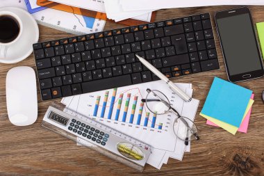 Ofiste masanın üstünde iş yapmak için eşyalar.