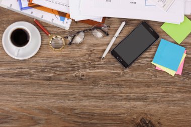 Ofiste masanın üstünde iş yapmak için eşyalar.