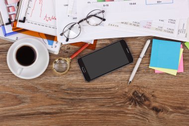 Ofiste masanın üstünde iş yapmak için eşyalar.