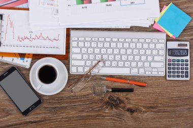 Ofiste masanın üstünde iş yapmak için eşyalar.