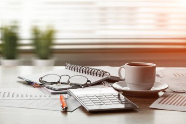 Ofiste masanın üstünde iş yapmak için eşyalar.