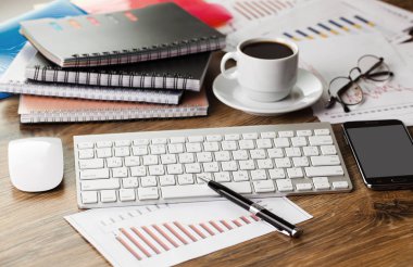 Ofiste masanın üstünde iş yapmak için eşyalar.