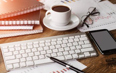 Ofiste masanın üstünde iş yapmak için eşyalar.